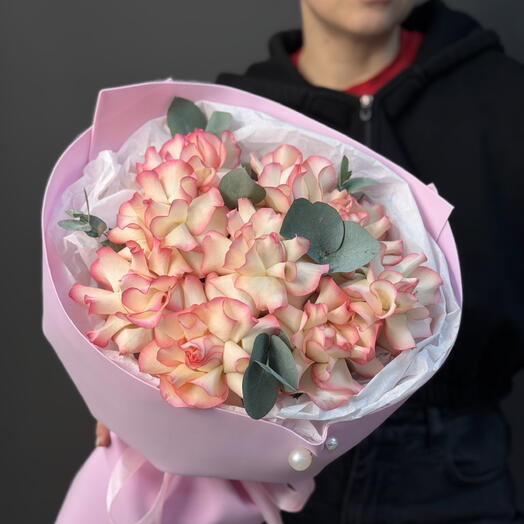 Яркий букет 💐 изысканные французские розы с эвкалиптом