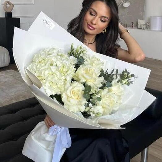 Белый букет из ажурных роз и гортензии