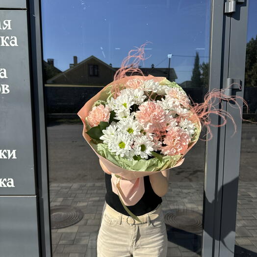 «Кремовая нежность» — букет из диантусов, ромашковых хризантем и ковыля