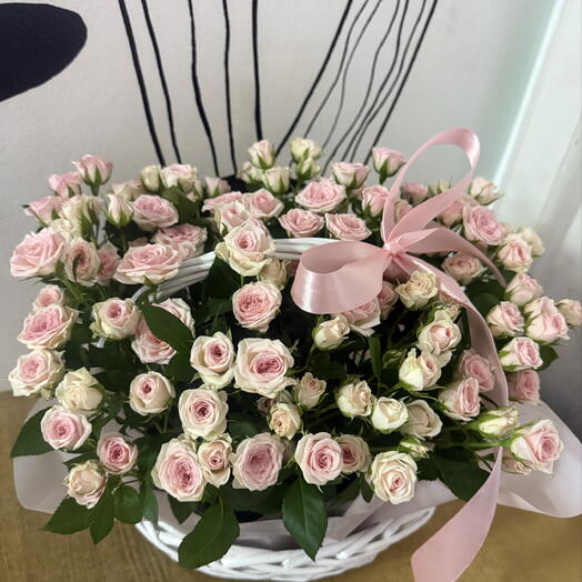 Кустовые розы в корзине