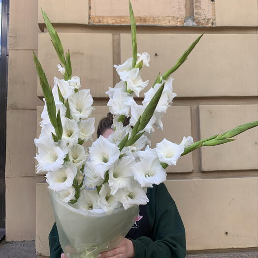 Моно букет с белыми гладиолусами