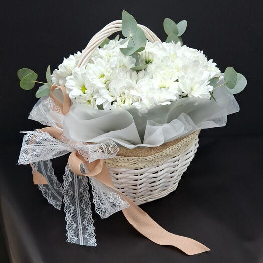 Ромашки с эвкалиптом в белой корзине из натуральной ивы для любимой