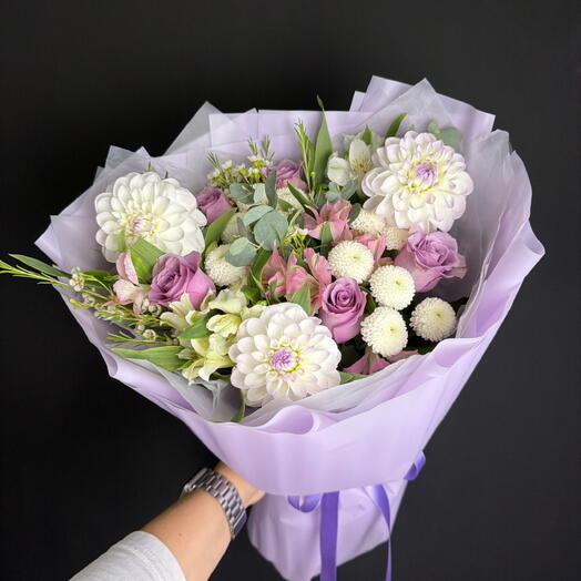 Нежный букет в сиреневых оттенках с сезонными георгинами 💜