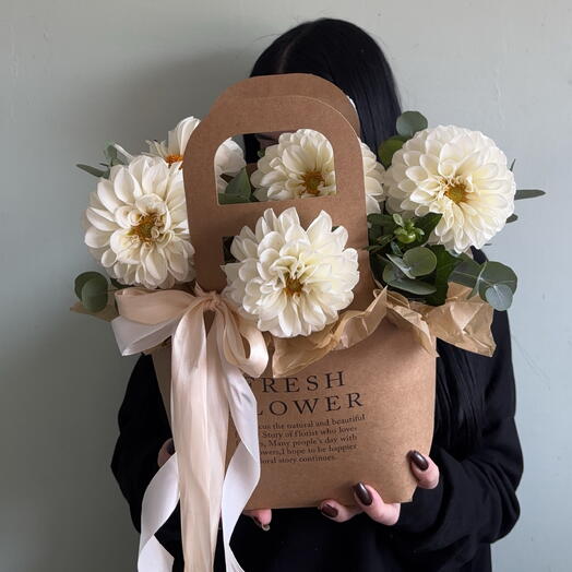 Композиция из белых георгин с эвкалиптом💕🍂