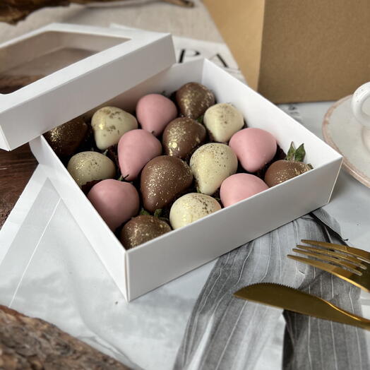 Клубника в молочном, белом и розовом шоколаде (9-16шт)