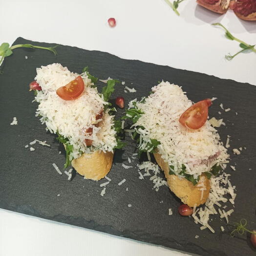 Брускетта "Цезарь с курицей"