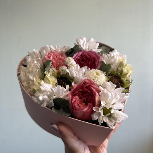 Композиция сердце из роз Пинк экспрешн, хризантемы и эустомы💕💐