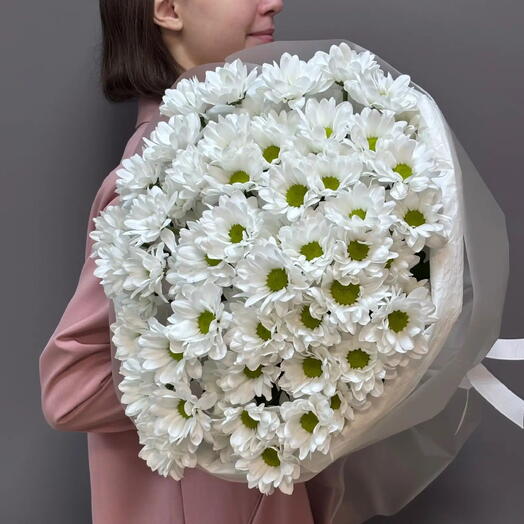 Букет из белых хризантем в упаковке