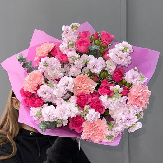 Букет с кустовыми розами Димейшн, маттиолой и диантусами 🌺