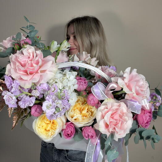 Яркая корзина конфетное настроение с розами🌸