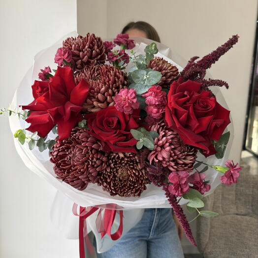 Авторский букет: хризантема бигуди, французская Роза, кустовой диантус, эвкалипт