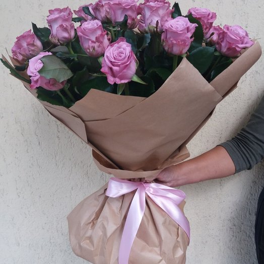 Ramo de rosas púrpuras