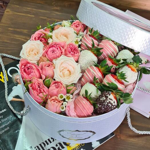 Клубника и кустовая роза. Boxberry
