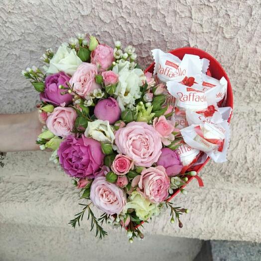 Сердце с цветами и конфетами