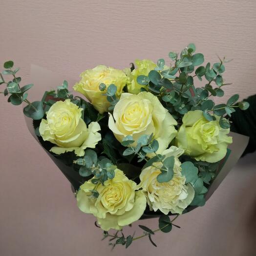 Bouquet of 7 Ecuadorian roses with eucalyptus