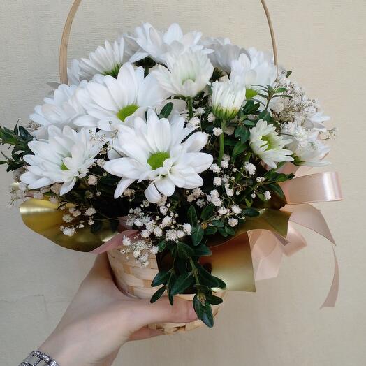 Basket with daisies