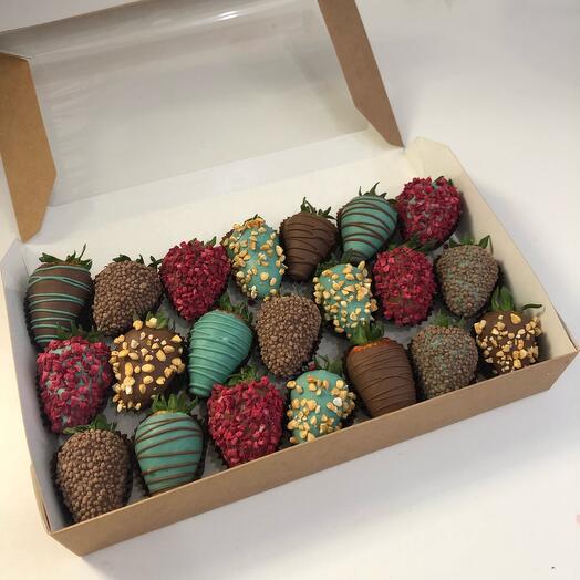Caja de fresas cubiertas de chocolate con espolvoreado