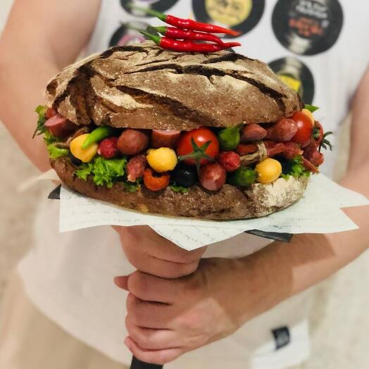 Мужской букет из колбас и перца