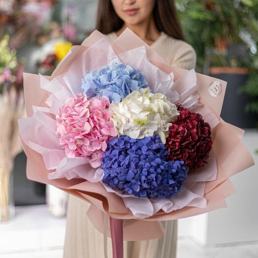 Букет с разноцветными гортензиями S