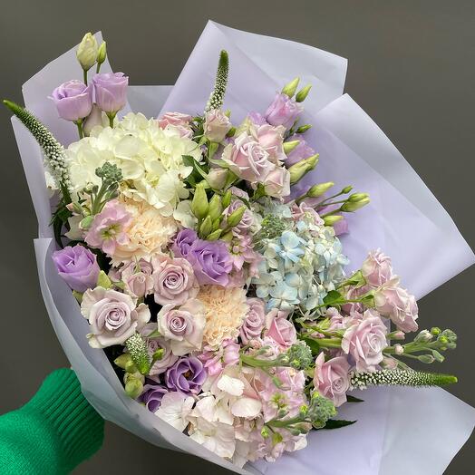 Mix bouquet of roses and hydrangeas