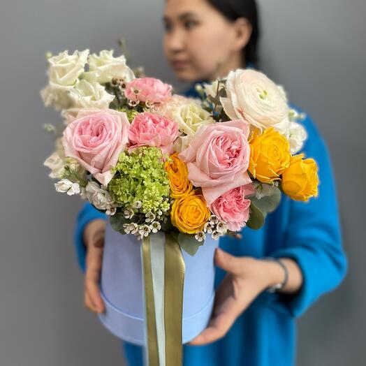 Flores en la Caja "tumulto de belleza" con Ranunculus y rosas en forma de peonía 😜