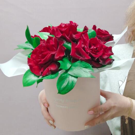 Цветы в коробке из французских роз и рускуса