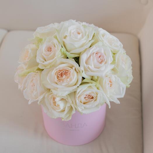 Caja de rosas blancas en forma de peonía