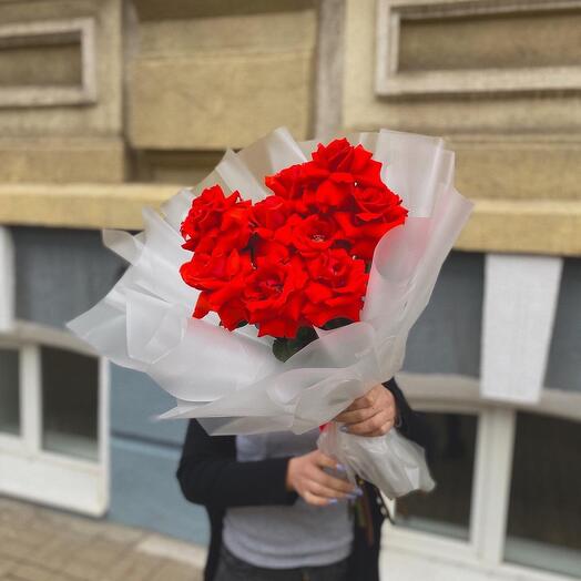 Букет алых роз