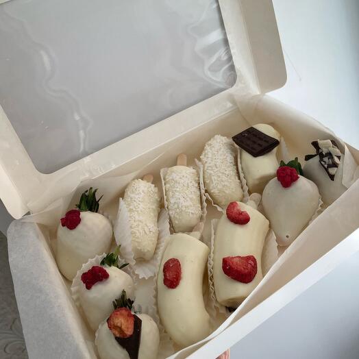 Клубника и бананы в шоколаде