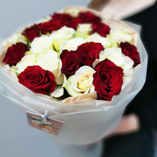 Monobucket of 25 Kenyan roses