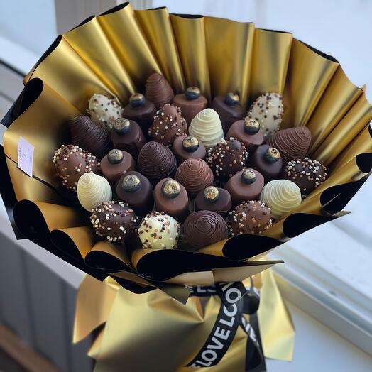 Bouquet of strawberries and banana 1