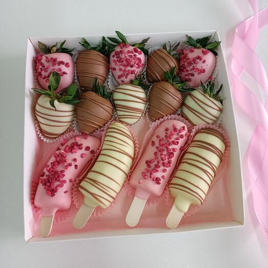 Fresas cubiertas de chocolate y plátanos