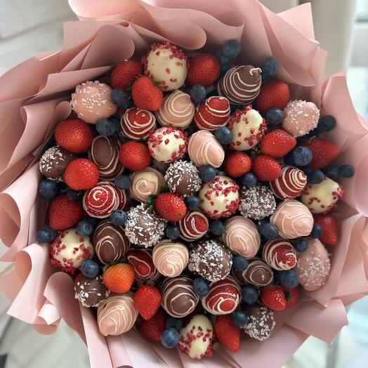 Strawberry bouquet "Romantic"