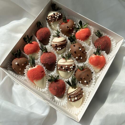 Set of chocolate-covered strawberries, 16 berries