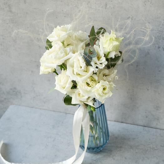 Ramo de novia blanco como la nieve de eustoma, eucalipto y stifa