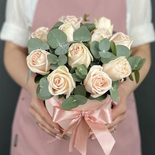 Bouquet of cream Roses with Eucalyptus in a hatbox (11 pcs)