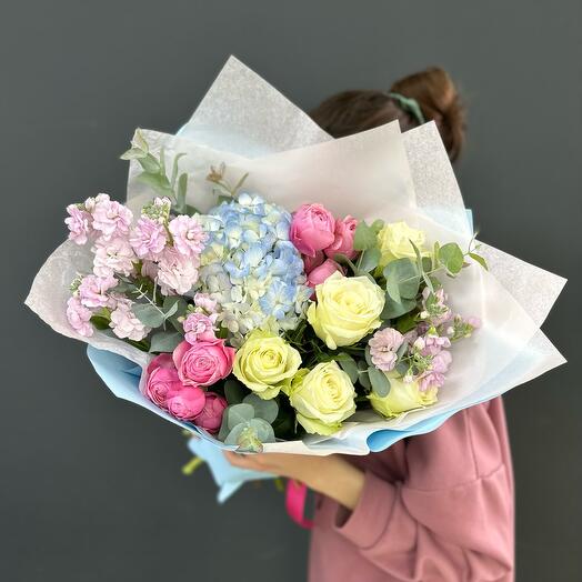 Ramo de rosas, hortensias y mattiola