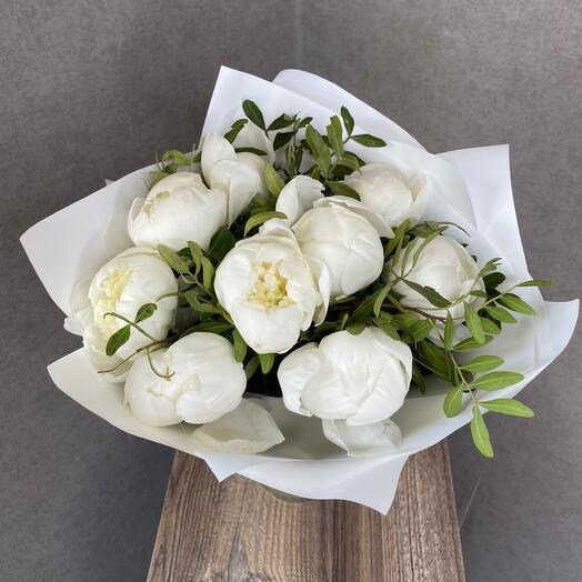 9 white peonies