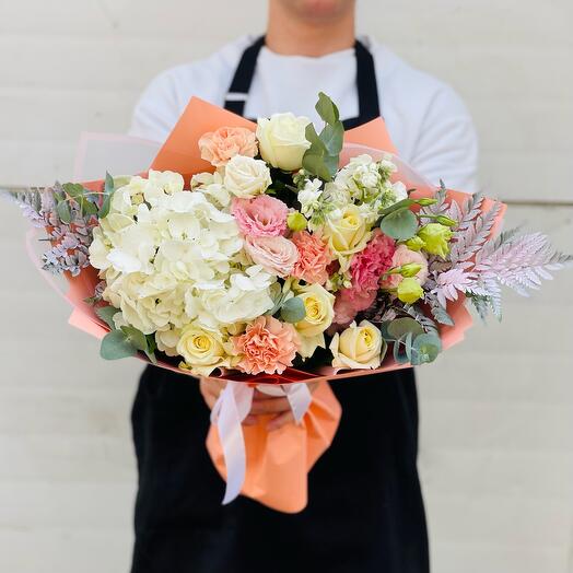Prefabricated bouquet with white roses