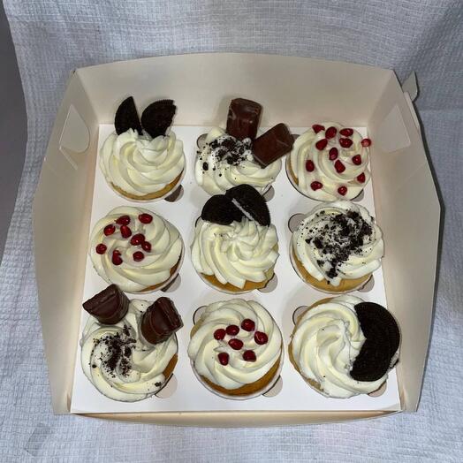 Капкейки ванильные с малиновой начинкой «Ассорти»