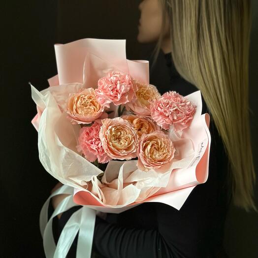 Кустовая пионовидная роза Джульетта с диантусами💐