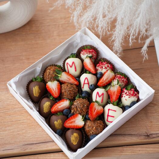 Fresa en chocolate con arándanos "Mamá" 16 piezas