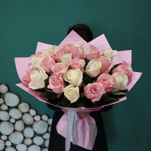 21 rosas de tono delicado en la decoración