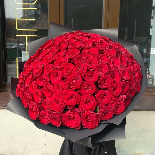 Ramo de 101 rosas rojas en paquete negro