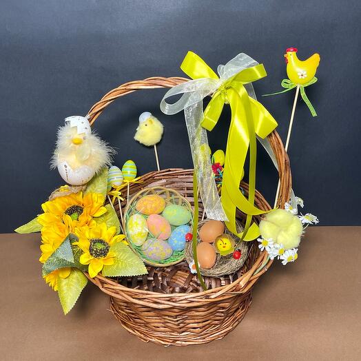 Большая украшенная Пасхальная корзина и декор на Пасху