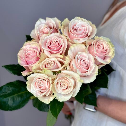Bouquet of 9 Pink Mondial roses with satin ribbon