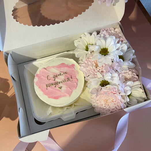 Pastel de Bento con arreglo de flores