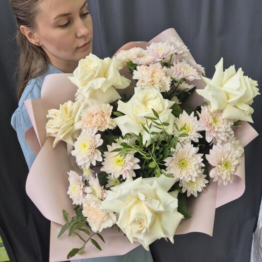Ramo con rosas y delicados crisantemos