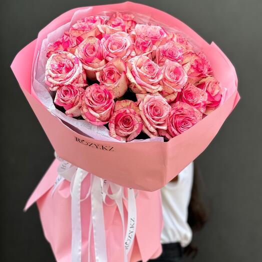 Букет из 25 пятнисто-розовых роз