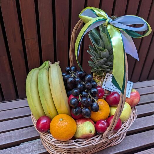 Подарочная корзина со спелыми сезонными фруктами, виноградом и ананасом "Фруктовый микс"